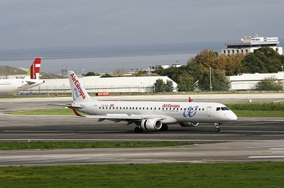 avião da aireuropa com reversos acionados.